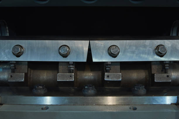 Cylindrical rotor with steel knives for a shredder designed to grind polymer ingots